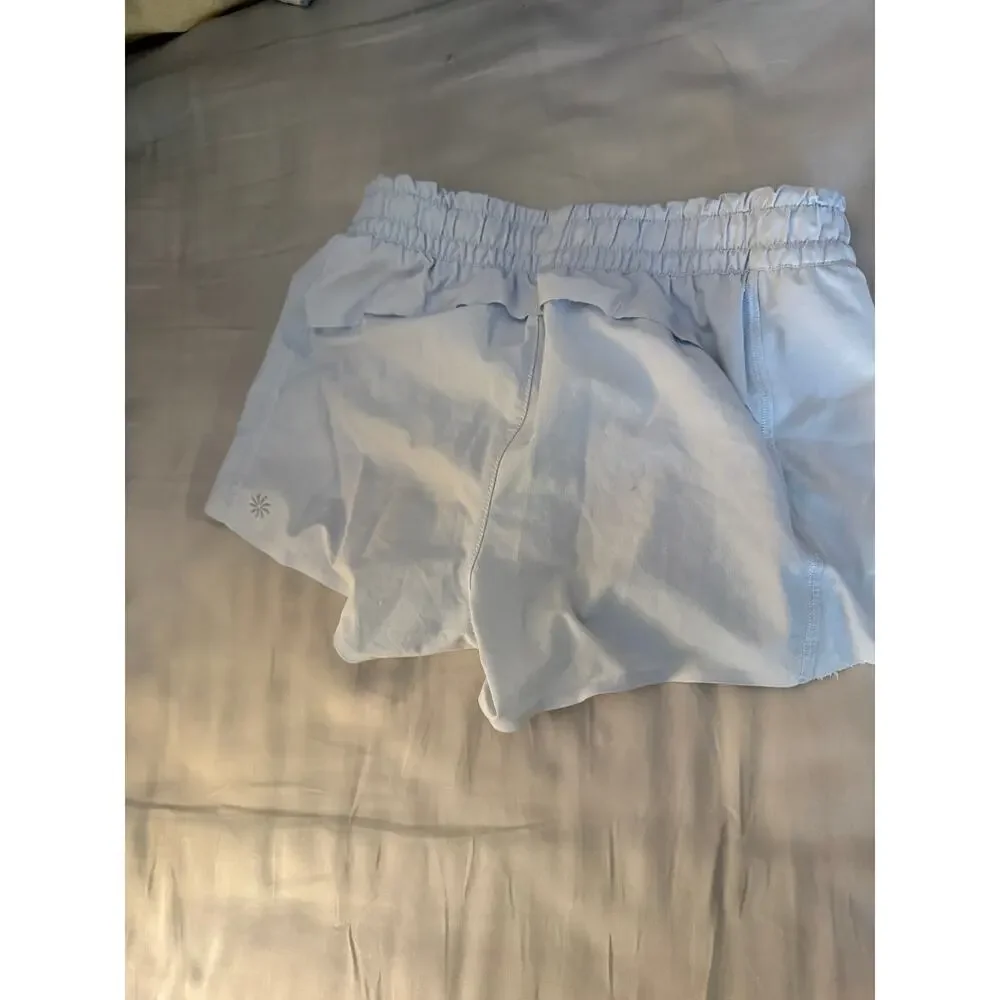 Athleta heart the hustle 2.5 inch light blue shorts size M 8-10
